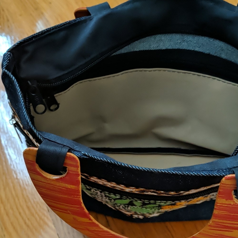 Embroidered purse - Picture 3 of 3